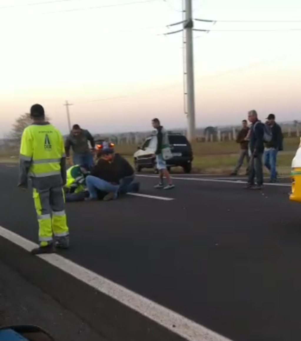 Motociclista fica gravemente ferido após carro colidir na traseira da moto