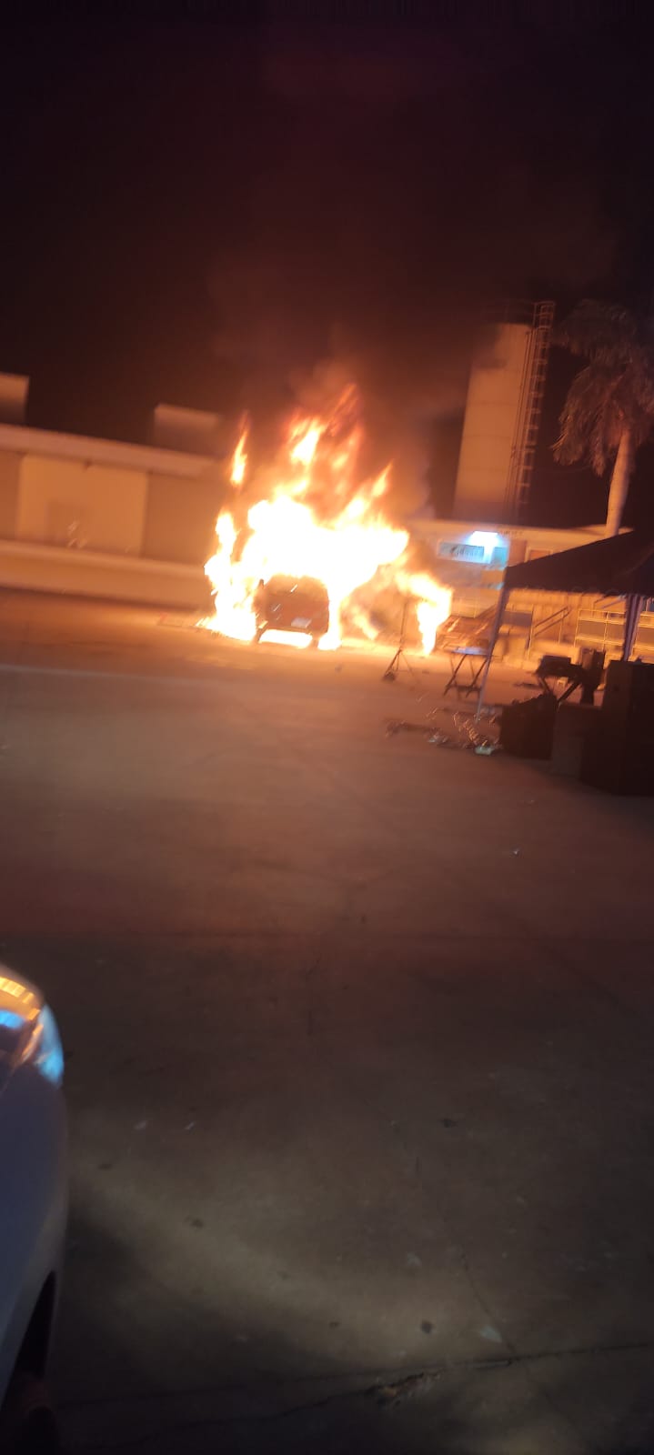 Caminhão de feirante pega fogo durante feirinha municipal em Aracanguá.