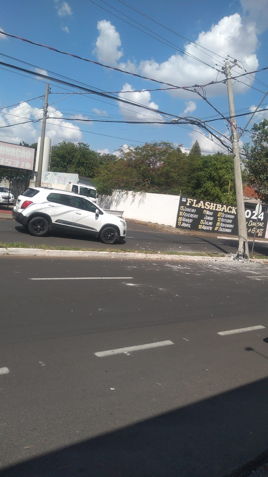 Carro bate em poste na avenida Waldemar Alves em Araçatuba