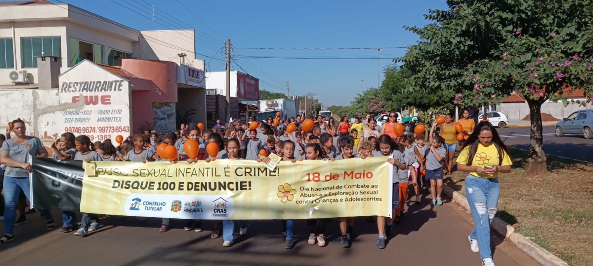 Alunos realizam caminhada de protesto ao dia do Combate ao Abuso e Exploração Sexual contra Crianças e Adolescentes