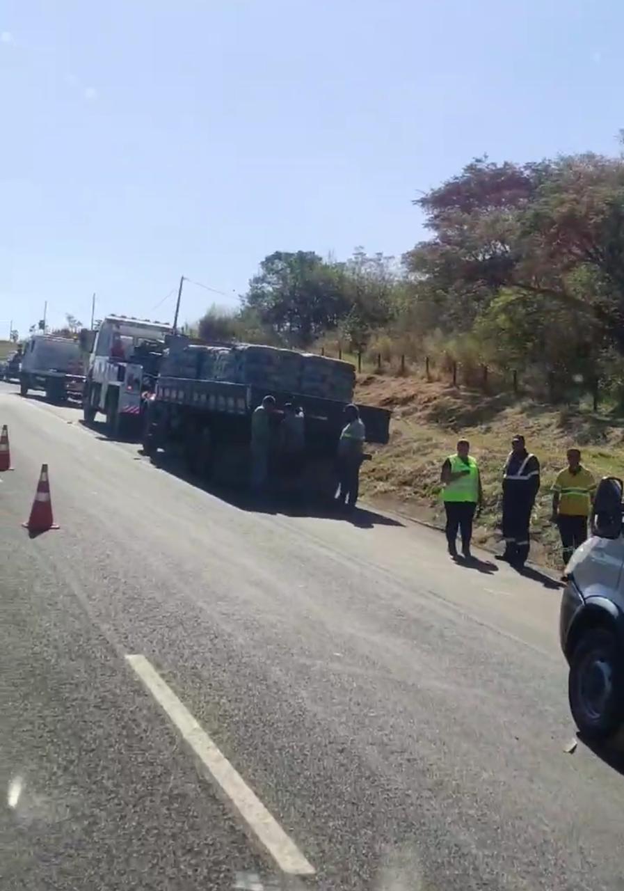 Acidente entre caminhões deixa motorista preso nas ferragens