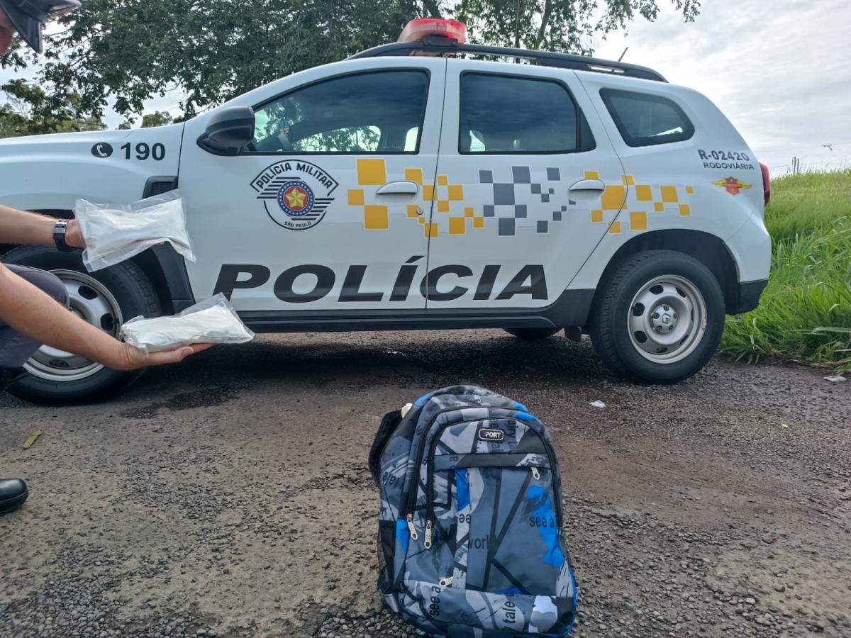 Polícia Militar Rodoviária prende homem com cocaína em ônibus.