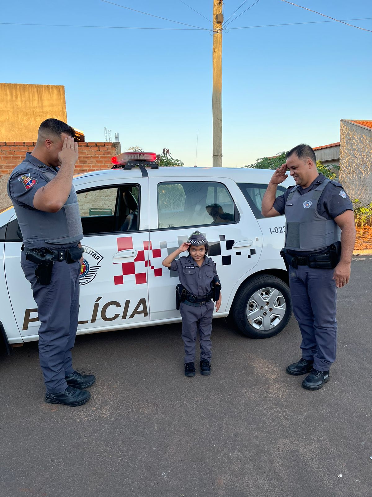 POLICIAIS MILITARES REALIZAM SONHO DE CRIANÇA COM FARDA DA PM