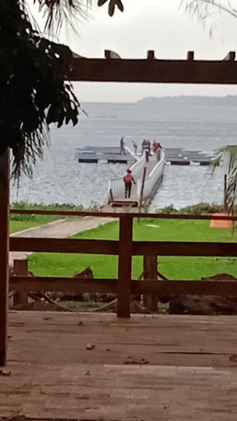 Bombeiros procuram uma pessoa que se afogou no rio Tietê, em Araçatuba