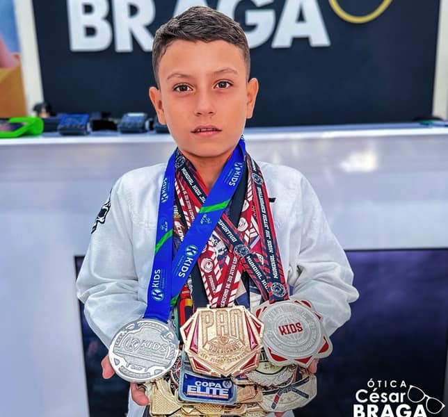 Campeão mirim de jiu-jitsu de Araçatuba busca apoio para participar de competições