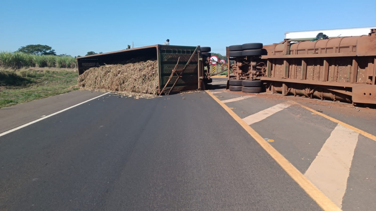 Caminhão canavieiro tomba em rodovia