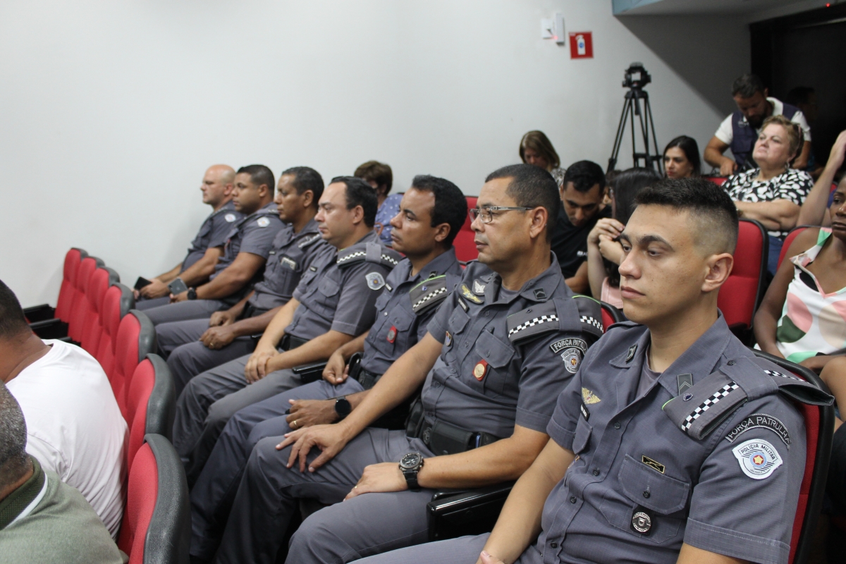 Policiais são homenageados por salvar criança ameaçada de morte pelo pai