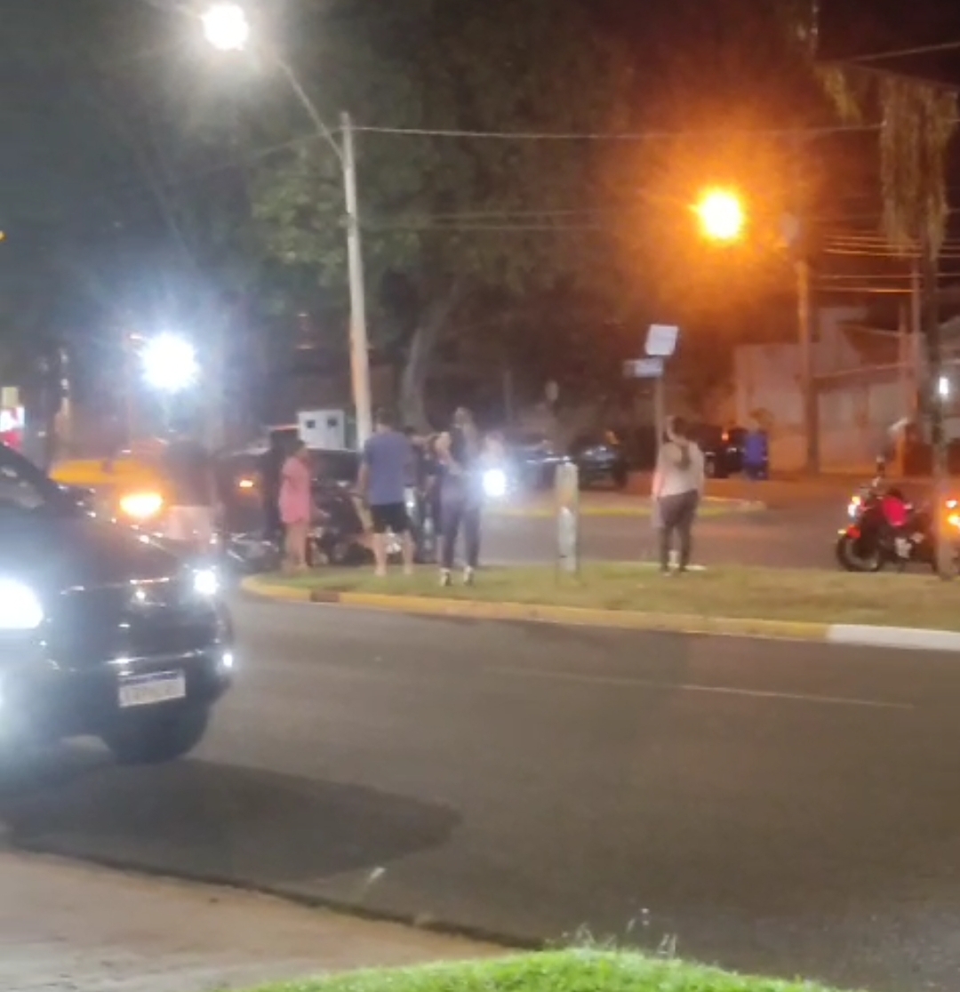 Mulher fica ferida em acidente de moto na avenida Brasília em Araçatuba 