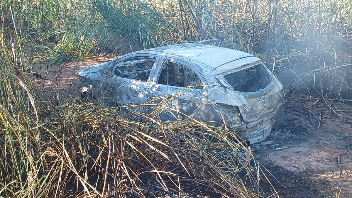 Carro é incendiado com casal dentro em canavial  em Araçatuba