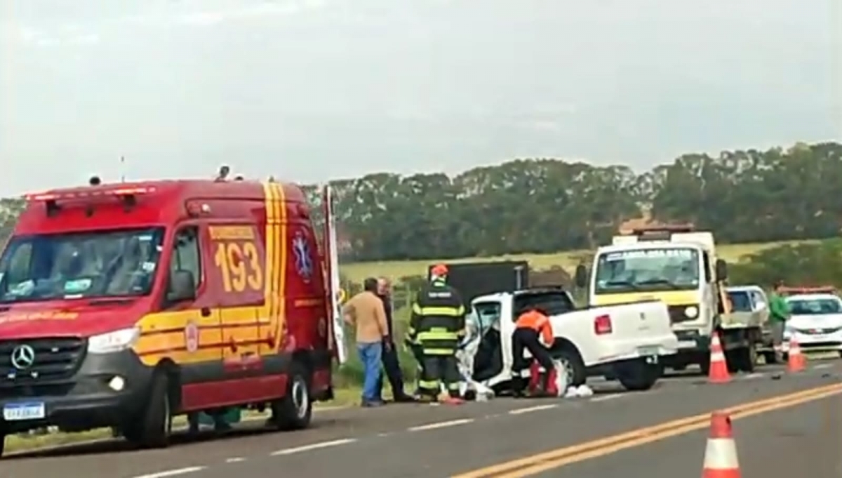 Homem morre ao bater em um caminhão em rodovia 