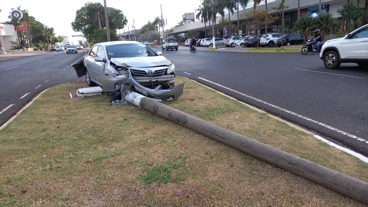 Carro arranca poste na avenida Brasília em Araçatuba 