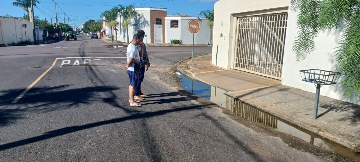 Vereador Nelsinho Bombeiro visita morador com água empoçada na frente da casa