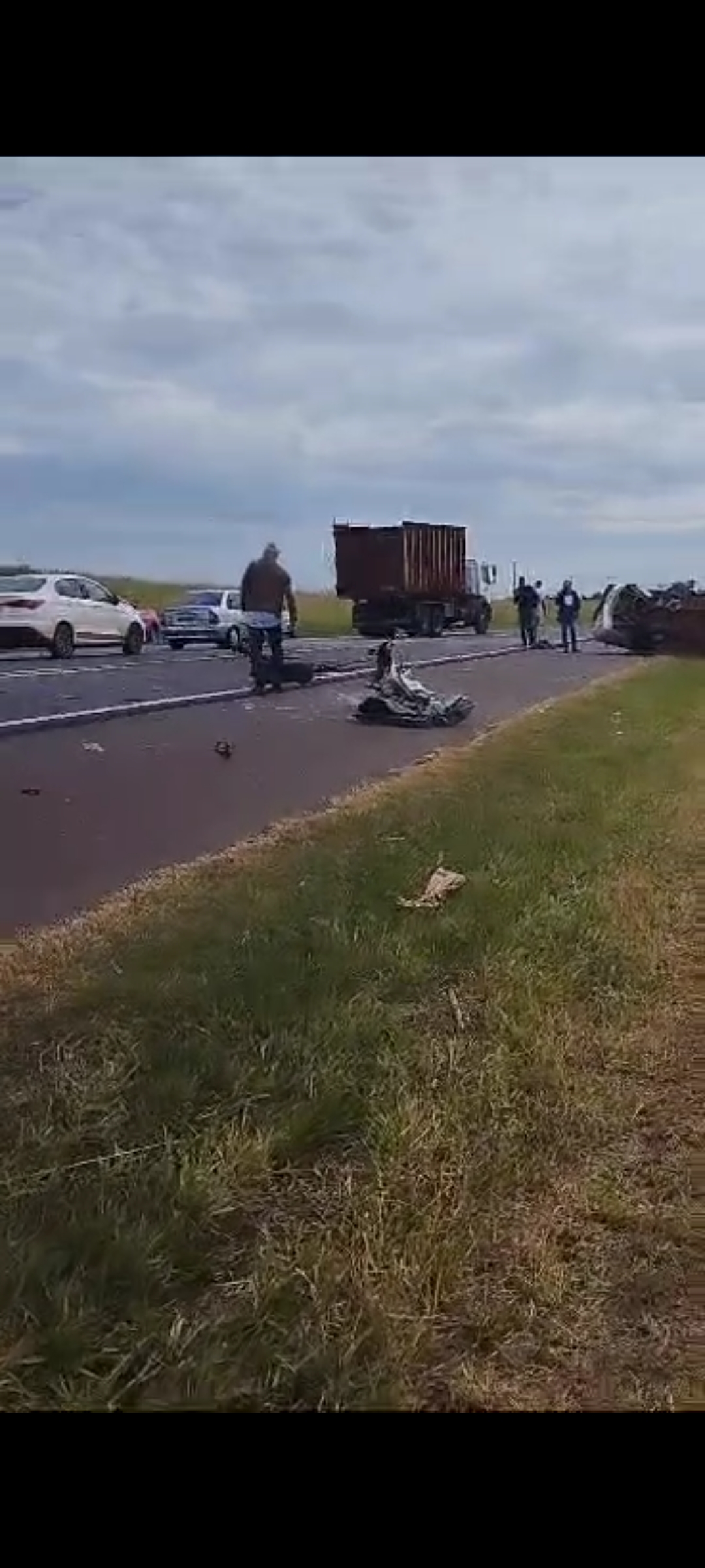 VÍTIMAS SÃO SOCORRIDAS APÓS ACIDENTE EM RODOVIA