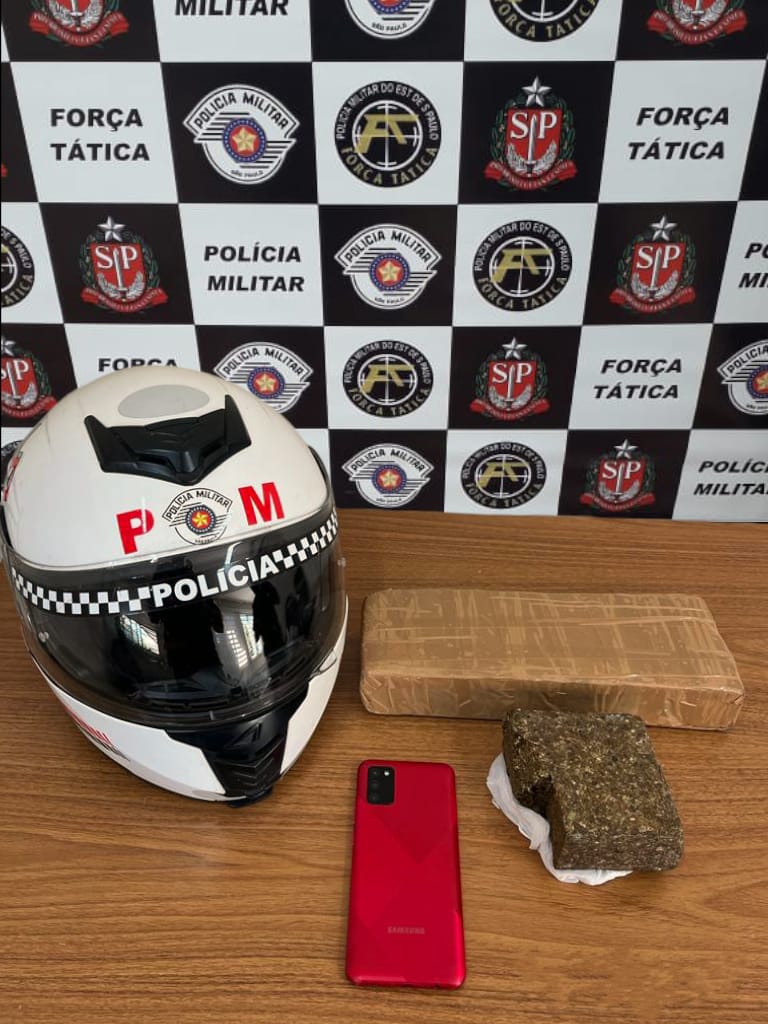 ROCAM PRENDE MOTOCICLISTA TRANSPORTANDO 1,5kg de MACONHA