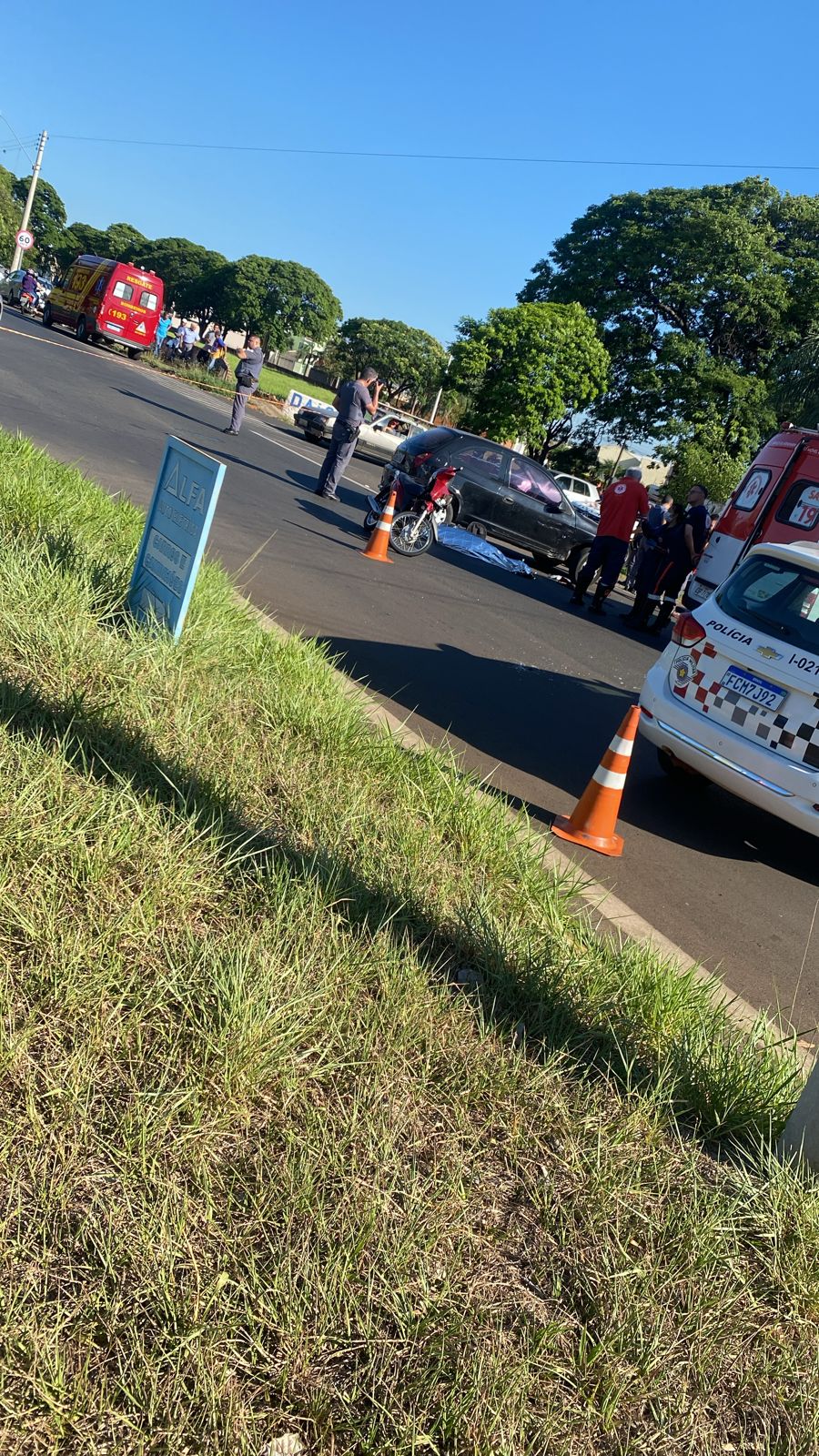 Mulher morre em acidente entre carro e moto em Araçatuba 