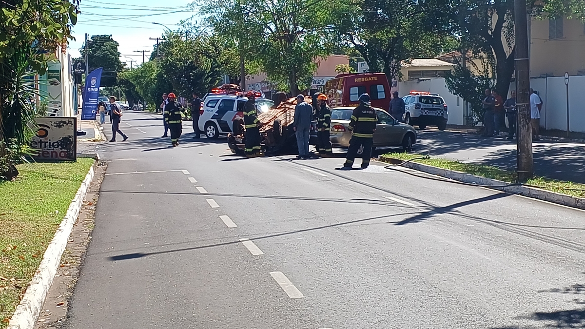 CARRO CAPOTA NA AVENIDA WALDEMAR ALVES EM ARAÇATUBA