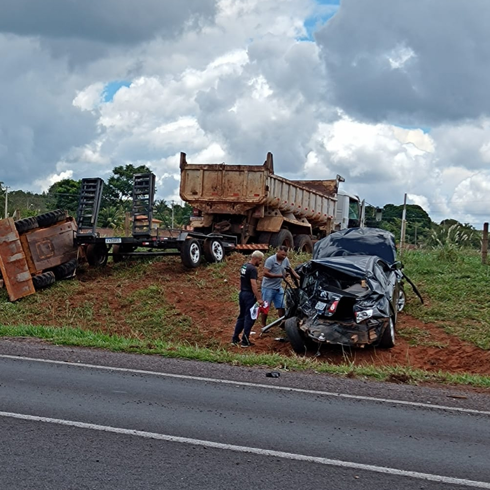 Caminhão perde o controle e causa acidente na Rondon.