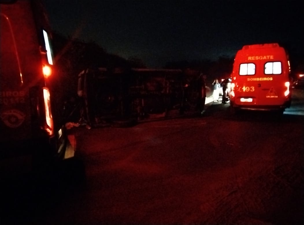 Ambulância capota na saída de Araçatuba. 