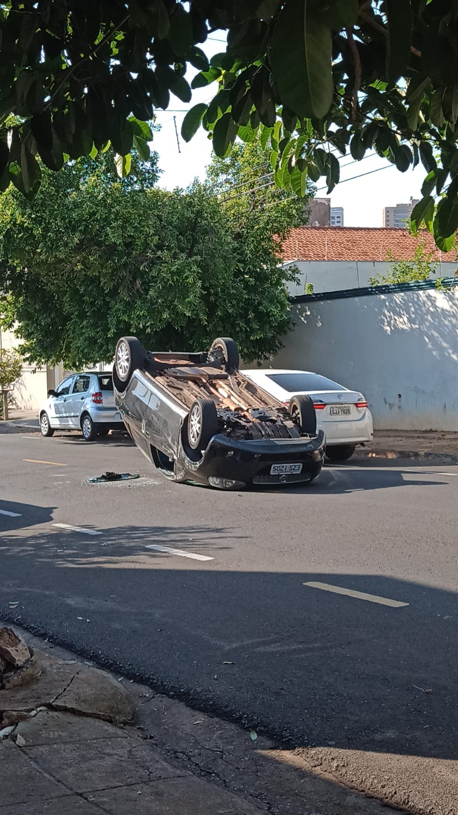 Homem capota carro na Baguaçu em Araçatuba