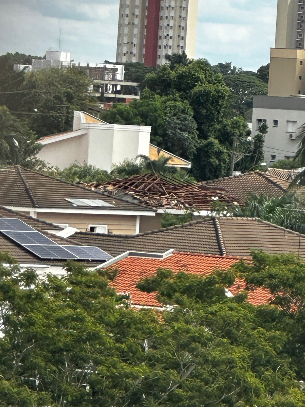 Casa tem telhado destruído em Araçatuba 