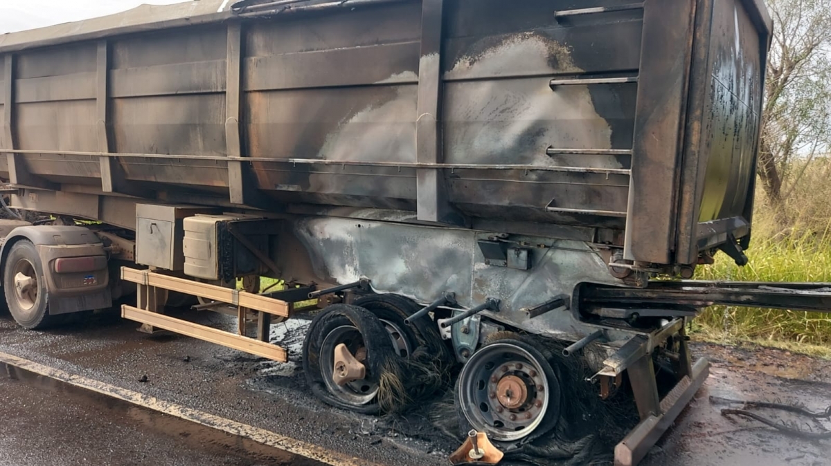 Carreta pega fogo em rodovia em Araçatuba