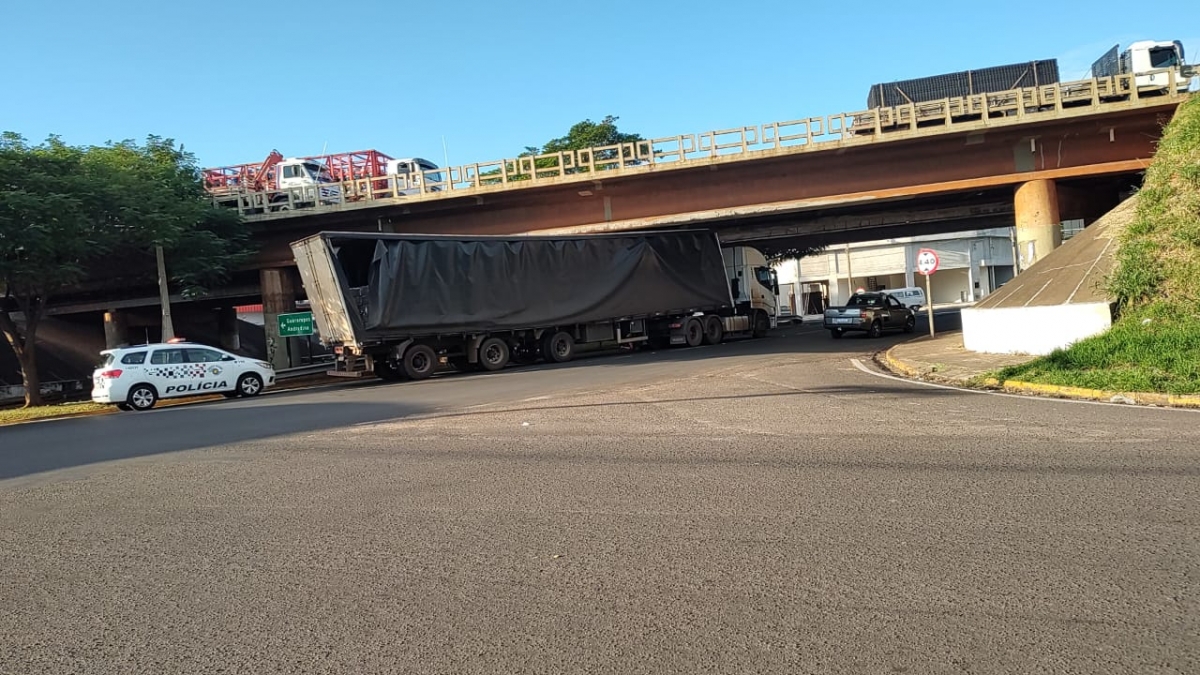 CARRETA FICA ENTALADA EM PONTILHÃO