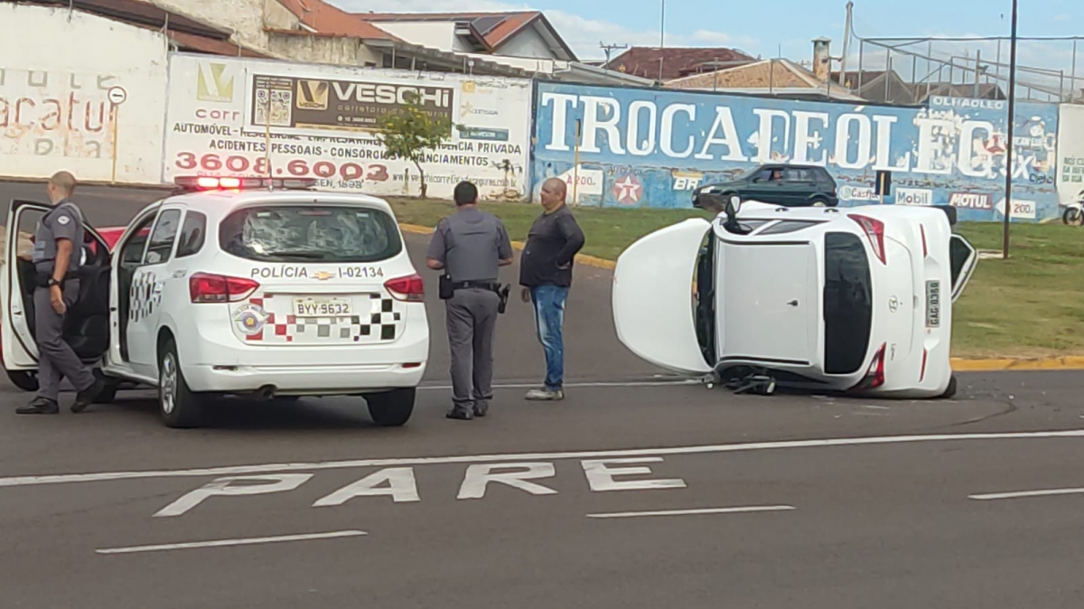 Carro capota após bater em outro na rotatória da rua dos Fundadores em Araçatuba