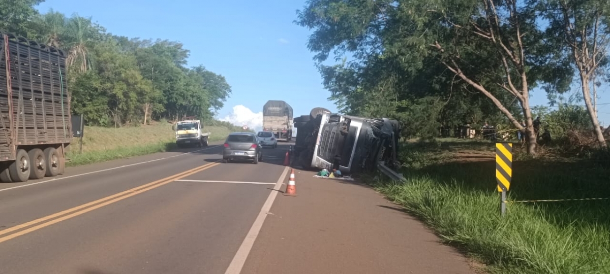 Caminhão bate em outro e três pessoas ficam gravemente feridas em Guzolândia