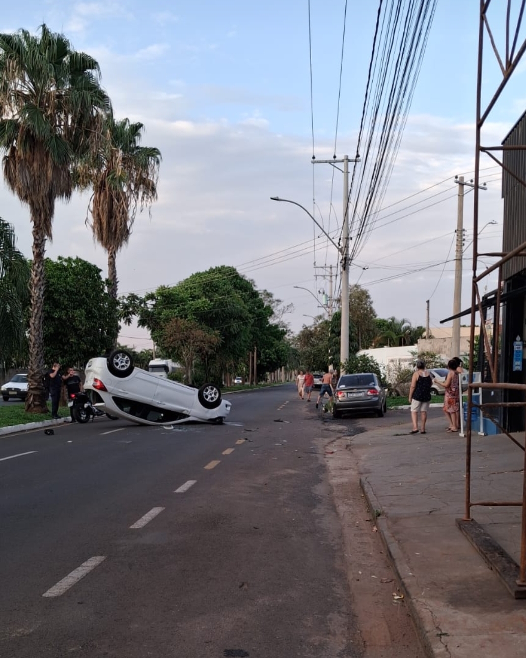 Carro capota na avenida Prestes Maia