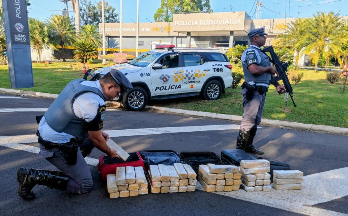 Casal é preso pelo TOR com 54 tijolos de maconha em ônibus em Araçatuba