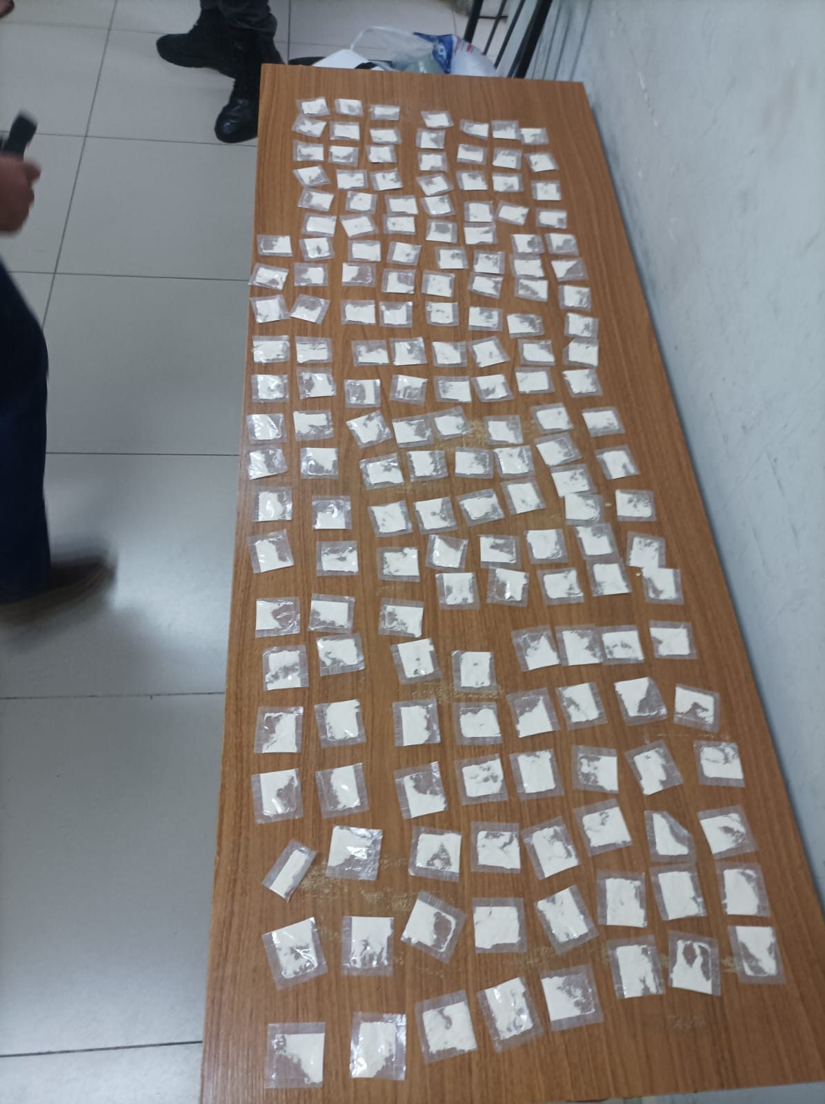 PM PRENDE HOMEM COM 168 PAPELOTES DE COCAÍNA EM ARAÇATUBA