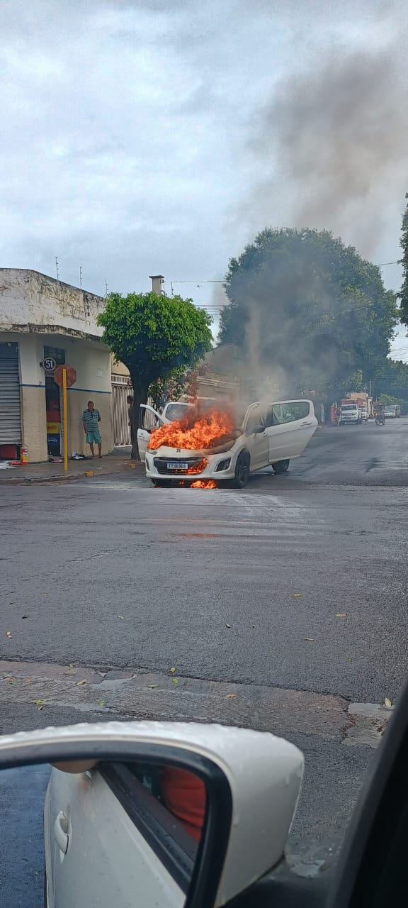 Carro pega fogo na rua Vital Brasil em Araçatuba