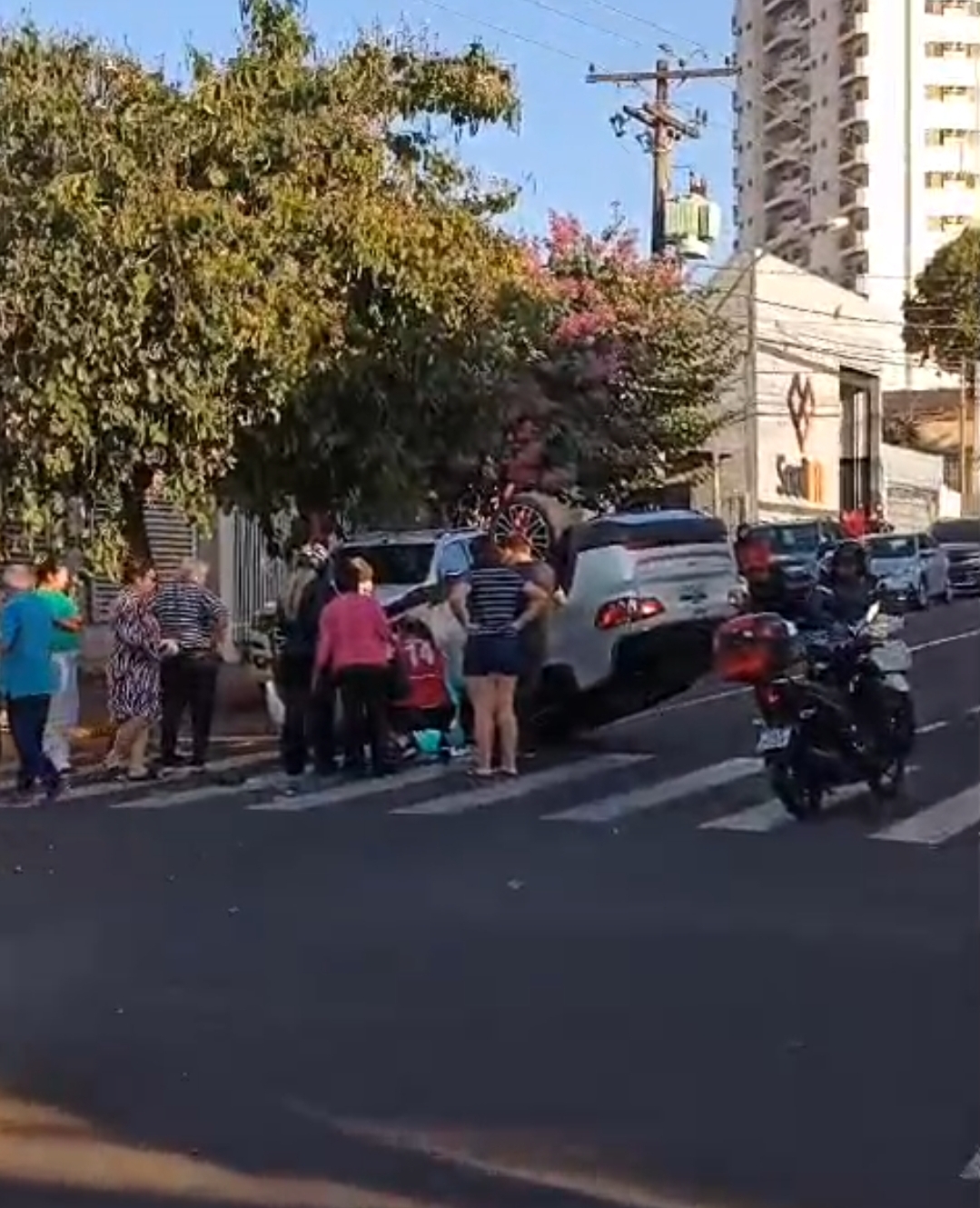 Carro capota ao avançar farol vermelho em Araçatuba 