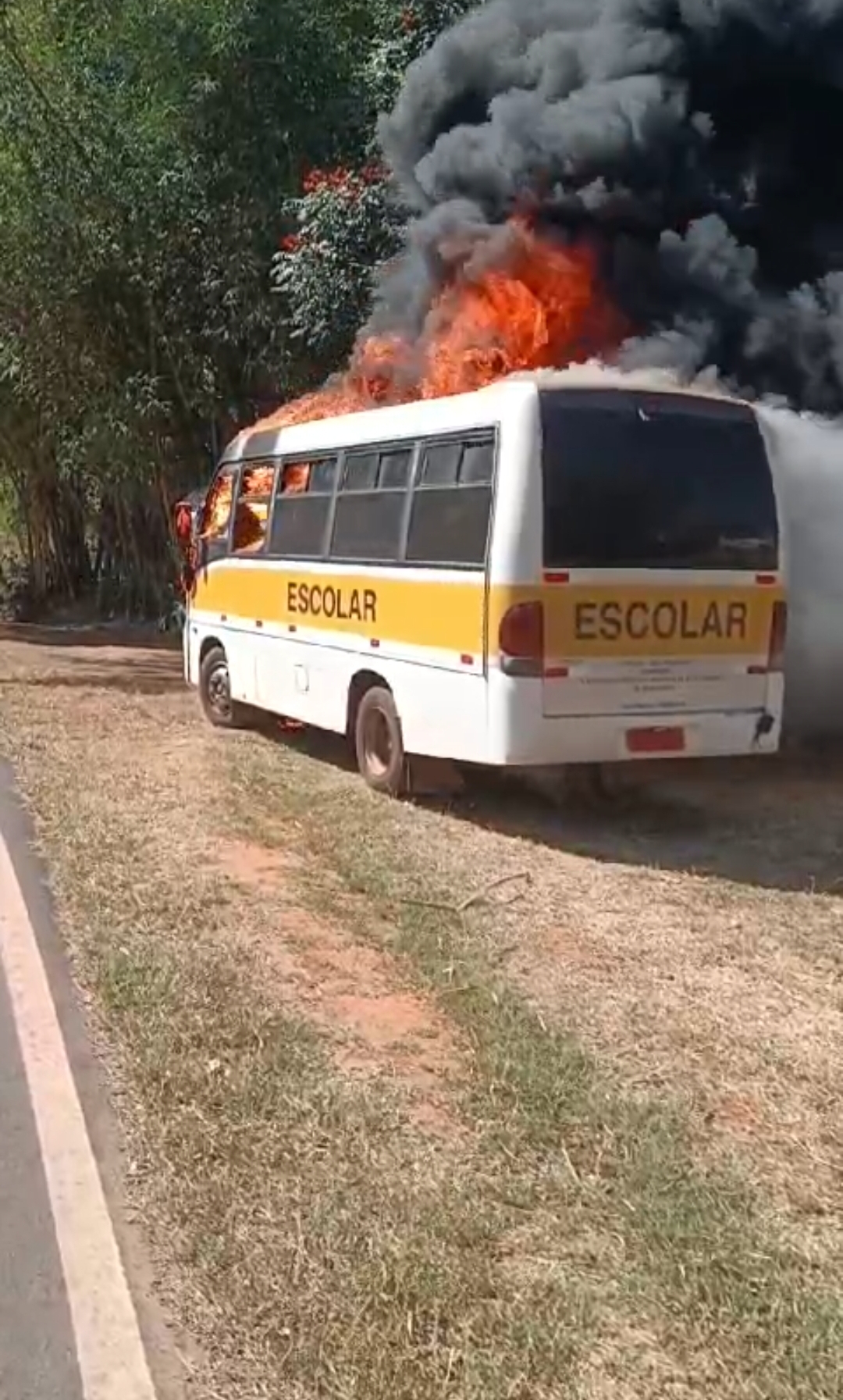 Ônibus escolar pega fogo em Aracanguá