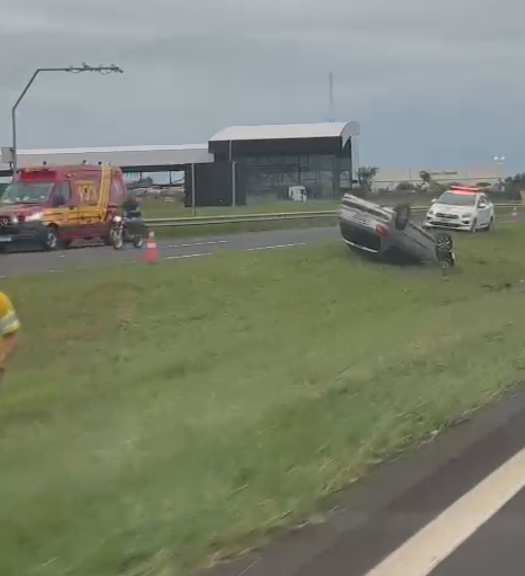 Homem capota carro em Rodovia