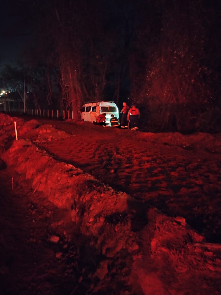 Caminhão joga perua kombi no mato após acidente de ambulância em Araçatuba.