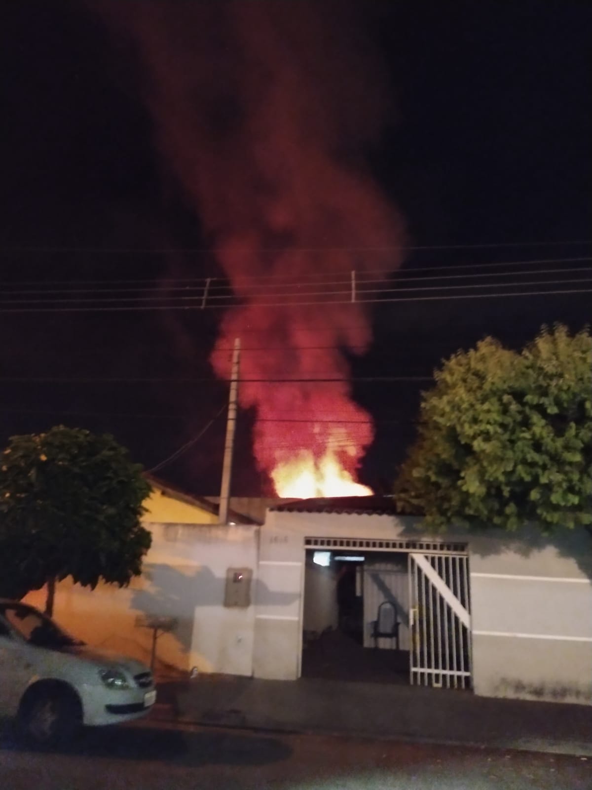 RESIDÊNCIA PEGA FOGO NO BAIRRO HILDA MANDARINO