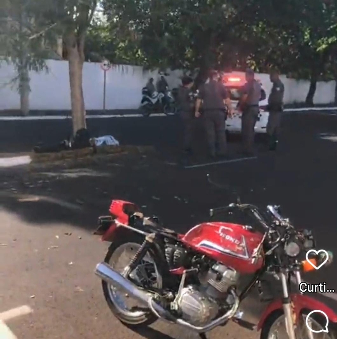 Motociclista morre ao bater em árvore na avenida Waldemar Alves 