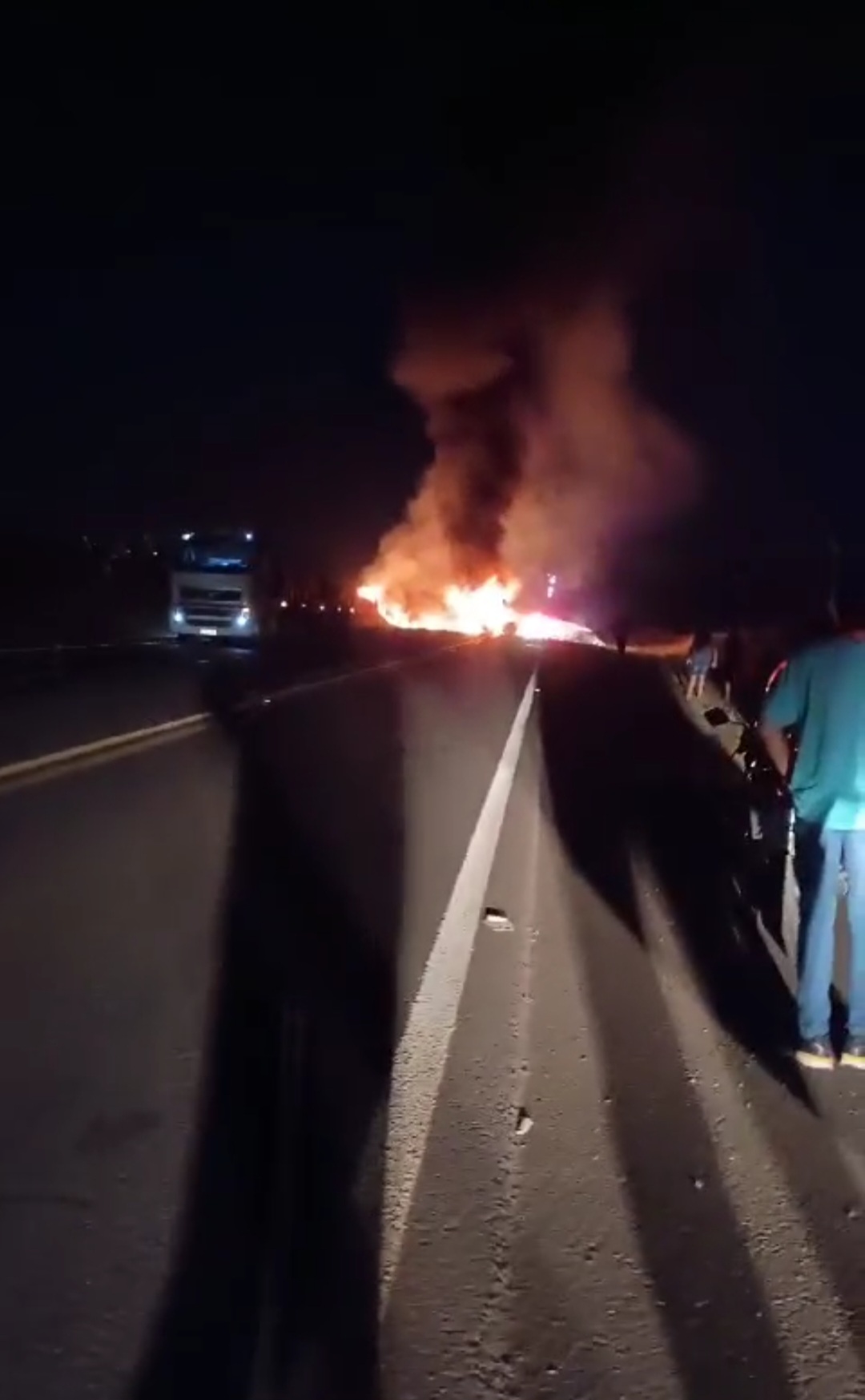 Carro e caminhão batem de frente em rodovia