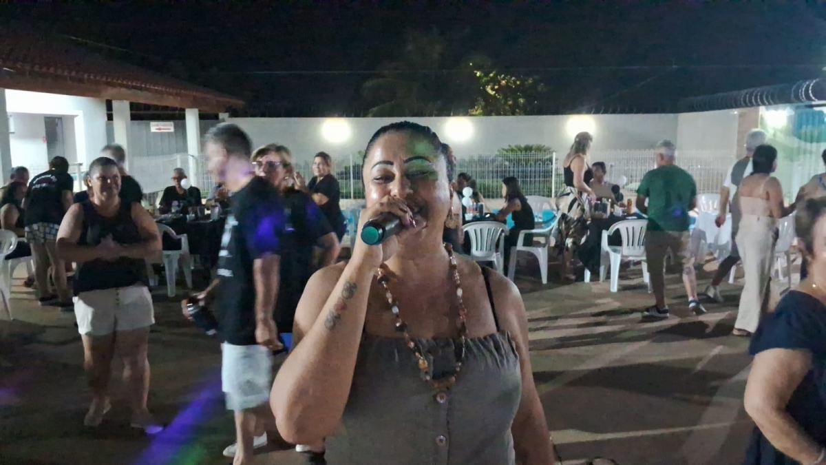 Rita Peres e seu fã  clube na véspera de feriado