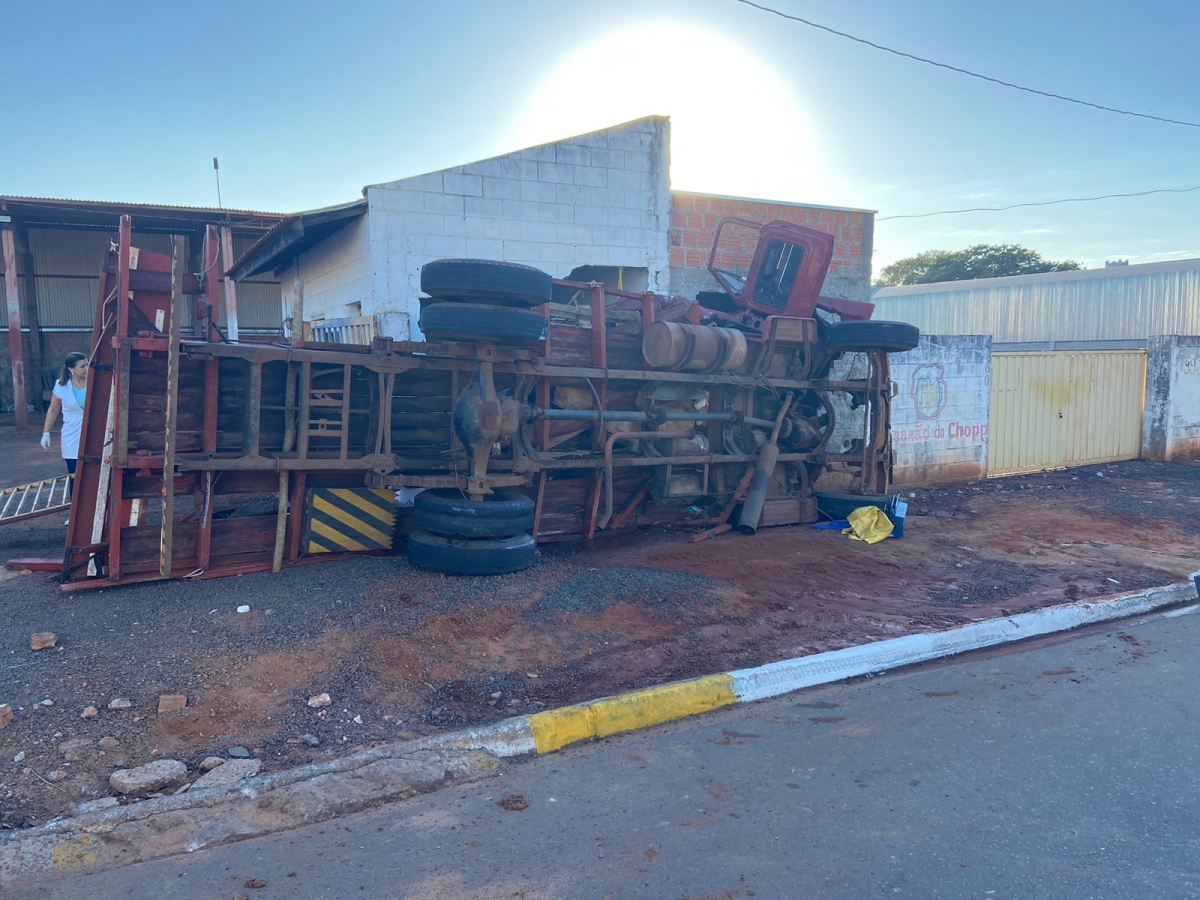 Homem fica preso nas ferragens em acidente com caminhão 