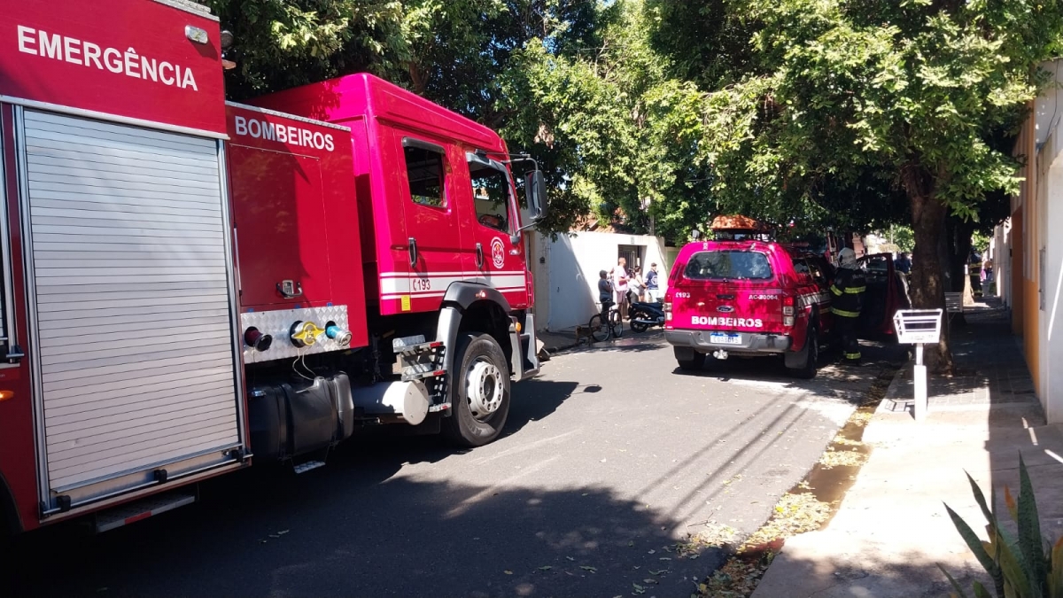 RESIDÊNCIA PEGA FOGO EM ARAÇATUBA