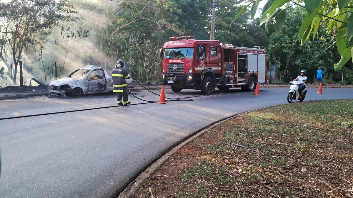 Carro explode em rotatória e vegetação pega fogo.