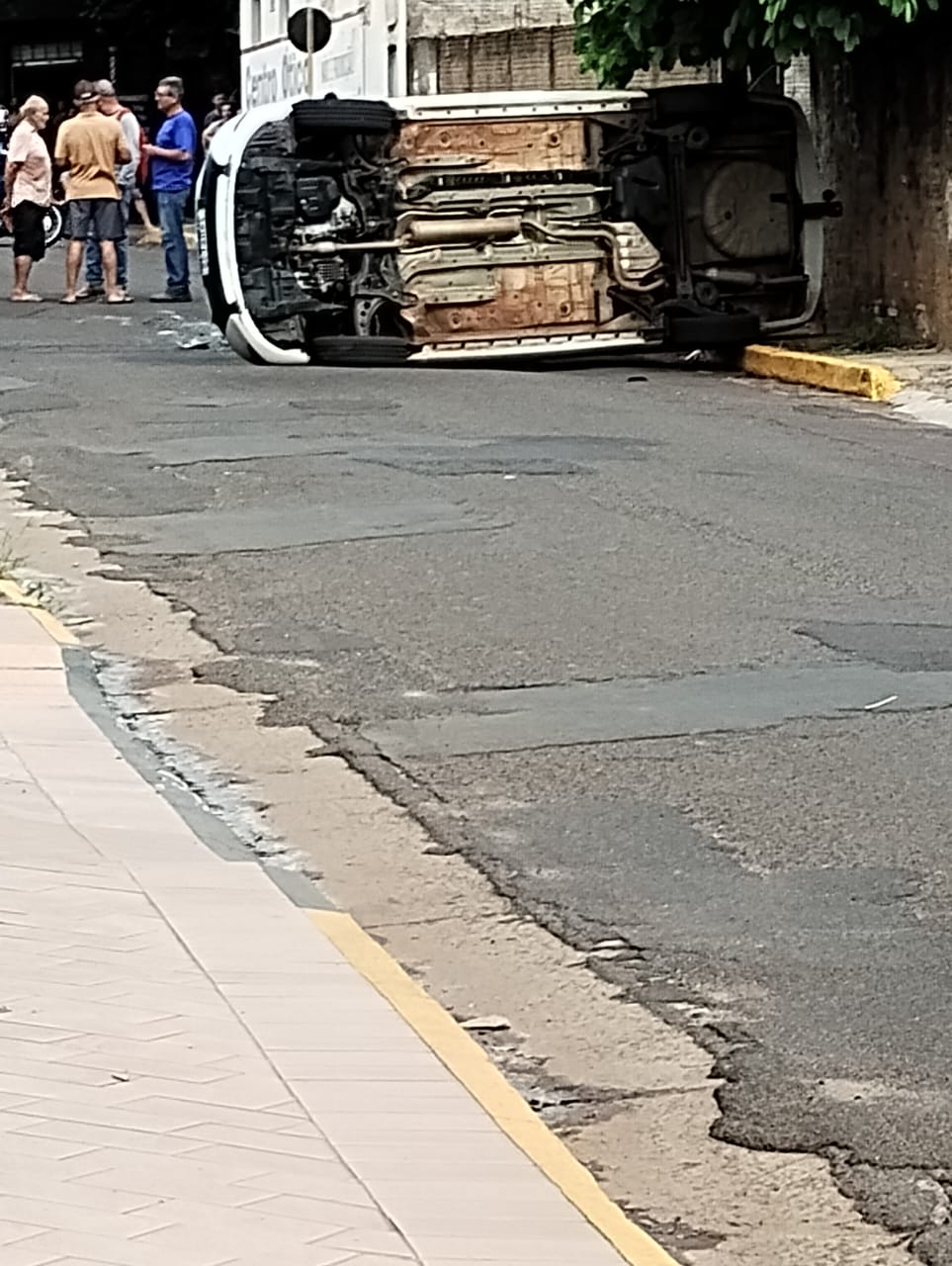 Carro capota na rua José Zucon no bairro Santana em Araçatuba 