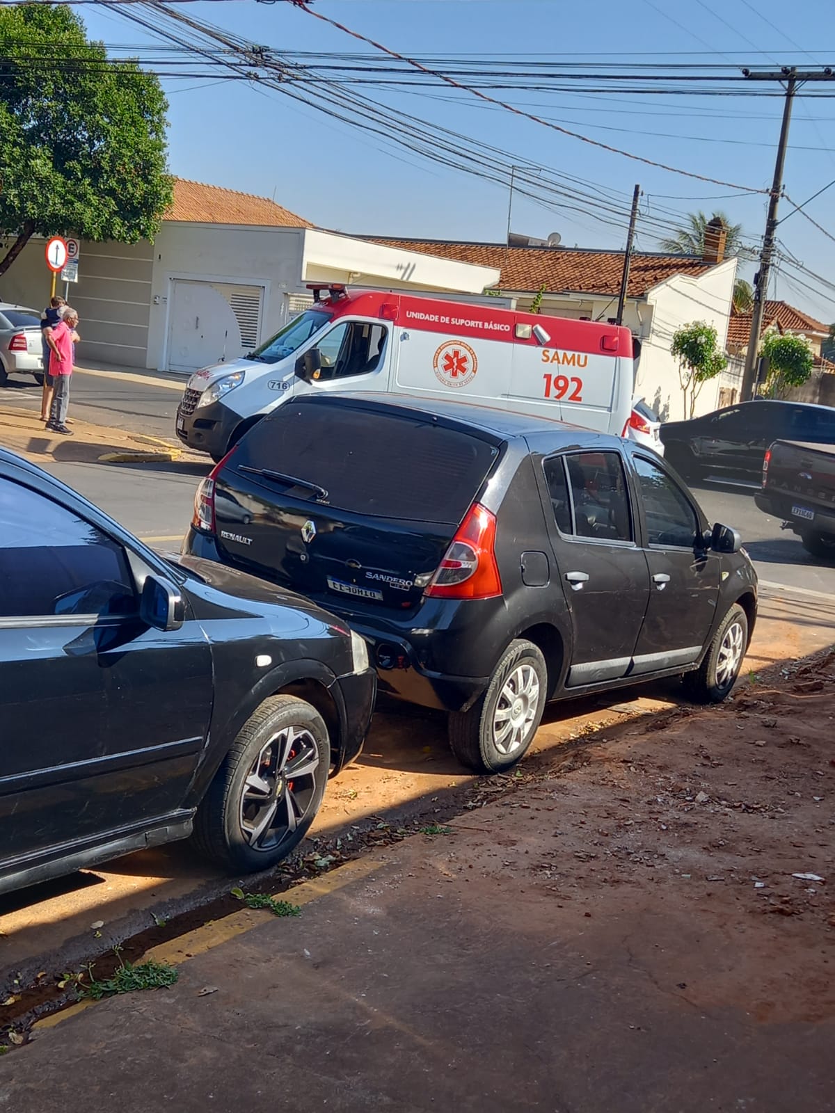 Mulher fica ferida em acidente na rua Bahia, em Araçatuba.