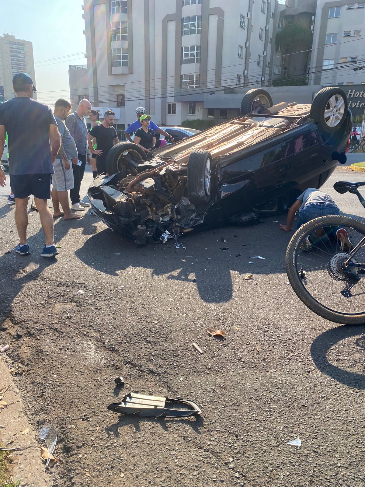 Carro capota na avenida Brasília e outro pega fogo na Pompeu de Toledo em Araçatuba