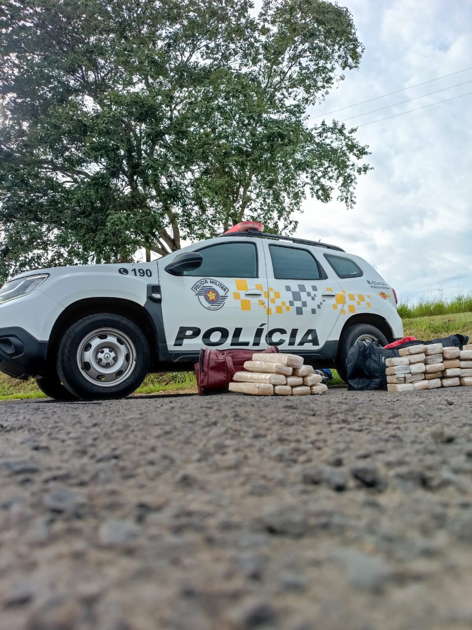 TOR PRENDE HOMEM COM DROGAS EM ÔNIBUS